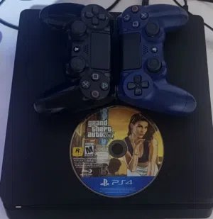 ps4 slim مسخدم اوربي ما مفتوح لوك الستيكر+2 جوستكات اصليه +ملحقاته+حقيبه مخصصه اله+ هديه قرص gta5