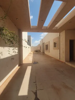 فيلا أرضية ماشاءالله الإيجار في مدينة طرابلس منطقة السراج طريق السواني بعد سوق العائلة وسيمافرو الإم