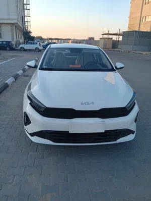 كيا3موديل 2025لون ابيض لون كشن اسود جلد