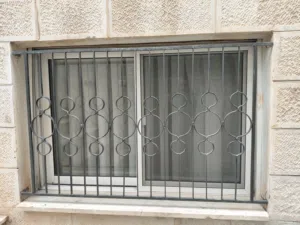 شباك المنيوم مع حماية حديد مع كامل اغراضه