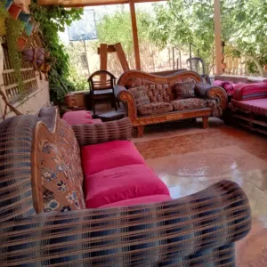 طقم كنب خشب زان ....من السعوديه ثلاثي ثنائي مفرد عدد 2 وطاولة شاشه سكرين اسود ممكن بدل سفرة مع كراسي