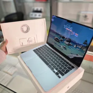 MacBook Air M4 (16GB RAM / 256GB SSD) - 100% battry - 6 Monthes Warranty.
