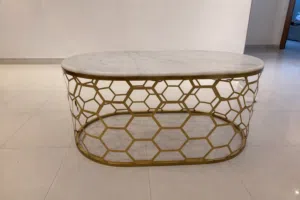 طاولة رخام أنيقة بحالة ممتازة للبيع