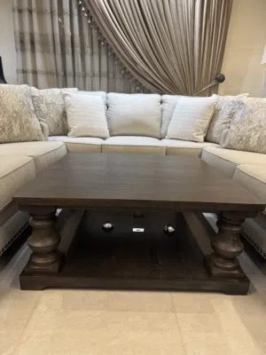 طاولة وسط من the grove للبيع