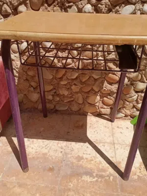 طاولة تصلح لدراسة أو للكمبيوتر