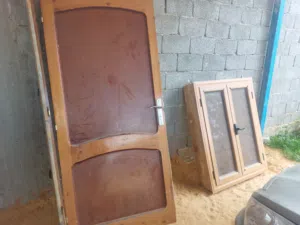 باب لوح نظيف وشباك ألومنيوم بالأقفاص