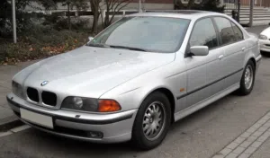 أغطية محرك. BMW E39 جديد تايون في الكرتونه