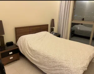 Selling a complete modern 5-piece Queen Bedroom Set- Rarely used: غرفة نوم نظيفة