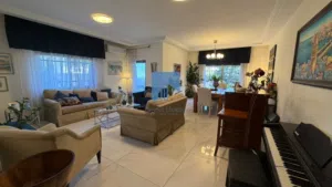 شقة مميزة للبيع في عبدون الشمالي  - قرب السفارة الهولندية طابق اول 230م تشطيب سوبر ديلوكس بسعر مغري