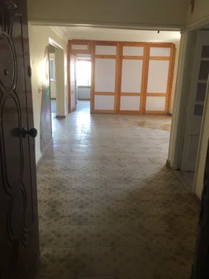 فرصه للشركات والمكاتب شقة دور اول مجهزة نت كهرباء مياه غاز طبيعي 3 غرف وصالة مضيخ وحمام بمدينة آسيد