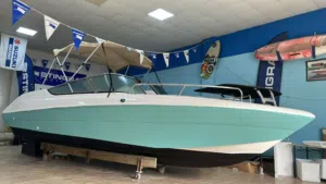 BRAND NEW  Available in Bahrain 24ft Sealine boat -outboard 250hp Engine -marine speakers