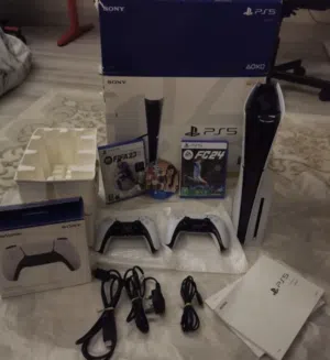 للبيع جهاز سوني 5 سليم سي دي مع يدين نظيفة