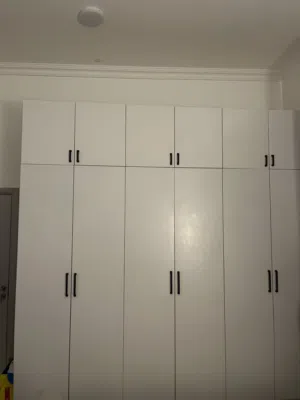 كبت خشبي بحجم كبير اللون ابيض