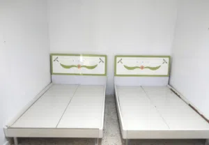 2  فراشات نظاف                                           2 أسرة  1 كوميدينو  1 مكتب دراسة