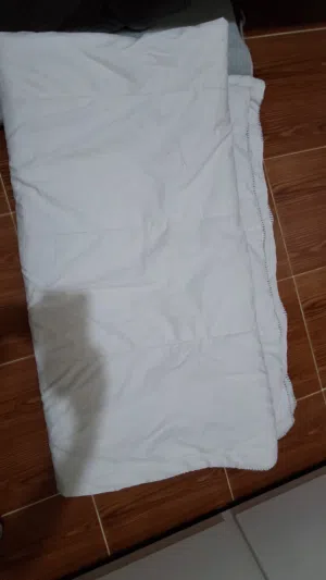 عدد 2 لحاف ايكيا البارد لون ابيض حاله جيدة