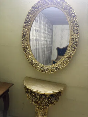 ميز تواليت ذهبي