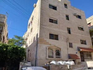 شقة غرفتين و صالة و حمام و مطبخ للايجار بضاحية الامير حسن بالقرب من دوار كارفور و جامع البلبيسي.