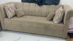 للبيع طقم كنب فخم بتصميم عصري  يتكون من لونين الاصفر والبني بحاله ممتازه وبدون أوساخ