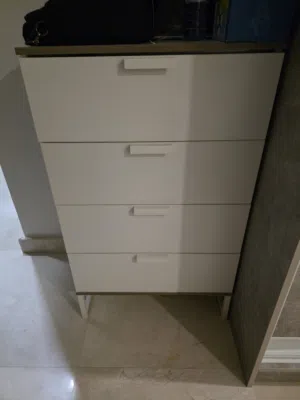 خزانة أدراج أو دولاب أدراج، ويُعرف أيضًا بـ: كومودينو أدراج طويل. Chest of Drawers بالإنجليزية.