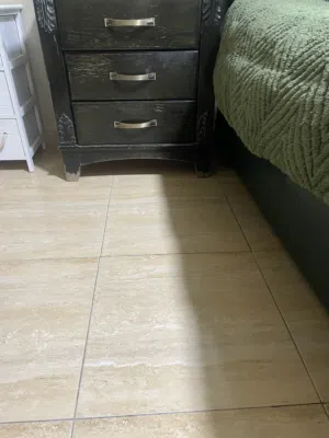 غرفة نوم سرير من ريم  و 2 كوميدينا و تسريحة مع مرآة