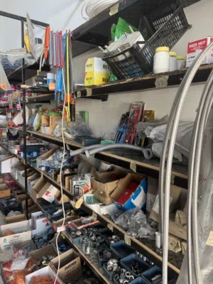 محل مواد بناء ب كامل العدد (البضاعة فقط)