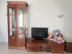 طاوله تلفاز مع خزانه جانبيه وتلفاز