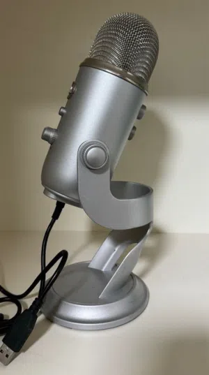 للبيع ميكروفون احترافي Blue Yeti