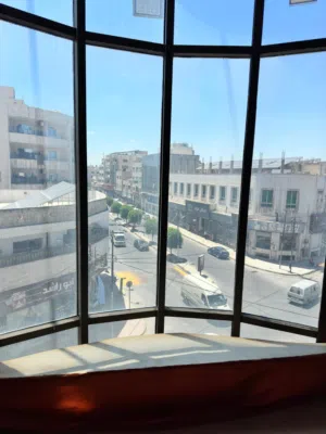 للإيجار – فرصة استثمارية مميزة في إربد / شارع الهاشمي - مقابل أثاث المحافظه
