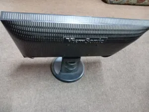 شاشة كمبيوتر 19 إنش بحالة الوكالة للبيع.