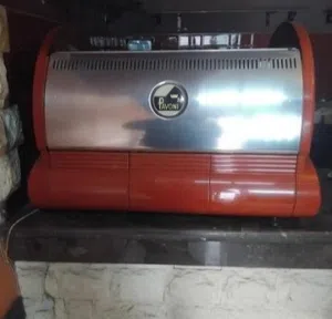 ماكينة صنع قهوة احترافية (Espresso Machine) من العلامة التجارية الإيطالية العريقة La Pavoni