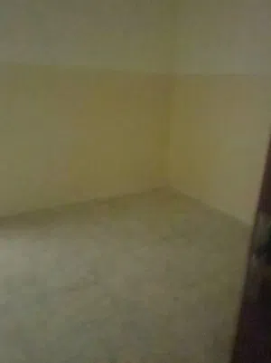 استوديو الايجار عزاب فقط في منطقة راس حسن قرب جزيرة شارع المدار دور ارضي باب خاص يوجد فيديو علي واتس