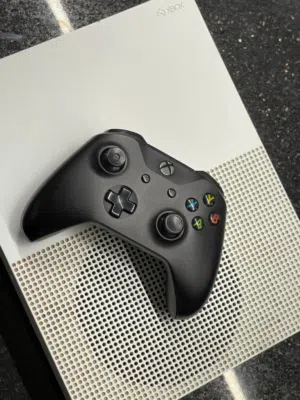 جهاز xbox one s 1TB مع كنترولر اصلي بسعررر مميز جدا فقط 100 دينار يوجد لدينا خدم