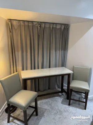 طاولة طعام رخام لون بيج Bar Counter – شبه جديدة بحالة ممتازة مع كراسي عدد 2