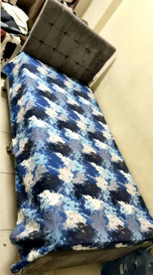 ثلاثة اسرة