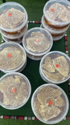 عرض لحميع العسل :عسل اصلي وعسل تربيه طبيعي بدون اضافات اي شي او سكريات العسل الحمدلله صافي.