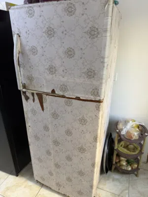 للبيع ثلاجه تبريدها من فوق ممتاز بس من تحت ضعيف. بجوز تحتاج غاز وزي مهي بالصور بدها مسكه ايد