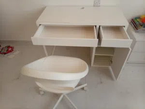 مكتبين من إيكيا للبيع مع كراسيهما .