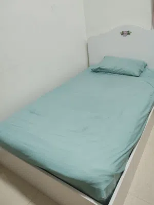 أسره  مقاس 120*200 من حول الامارات مع مراتب راقيه