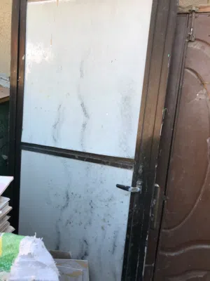 باب المنيوم مستخدم