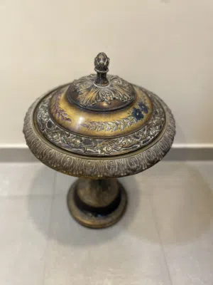 Pedestal urn