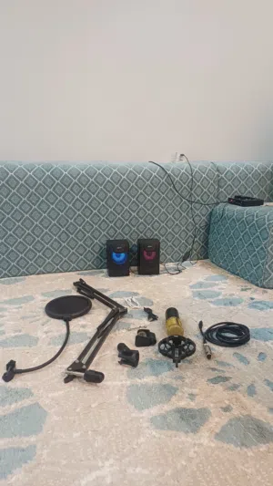 مايكروفون مع ستانده ومعداته كامله ومع مكبرات صوت 2