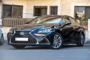 Lexus es300h 2023   السيارة مميزة جدا و قطعت مسافة 49,000 كيلو متر فقط
