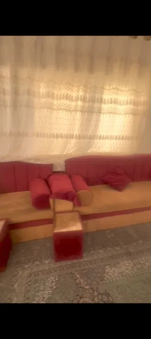 مجلس كنب تفصيل مستعمل للبيع نظيف جدا بسعر مغري    . . .