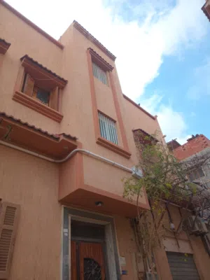 حوش عل دورين للبيع وفيه قراج محل
