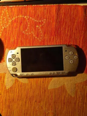 مثل الجديد مع  شاحن منزل عليها العاب  psp 2000
