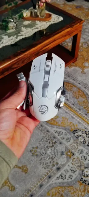 ماوس قيمنق بلونين الاسود و ابيض