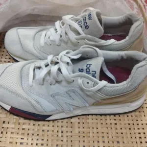 Original shoes. New balance medium China but its original without any scratch.d...Size 42.5. .