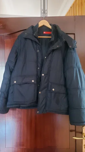 جاكيت رجالي مستعمل بحالة ممتازة نفخ ضد الماء ممكن ازالة الاكمام لون كحلي قياس لارج