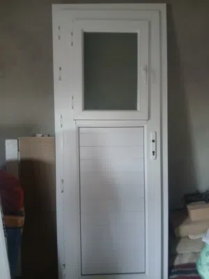 باب بي في سي مستعمل استعمال نظيف
