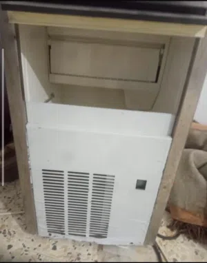 ماكينة  ثلج إيطالية للبيع جديدة مخزنة بسم الله مشاء الله 9 كيلو في اليوم ااااااااااااااااااااااااااا